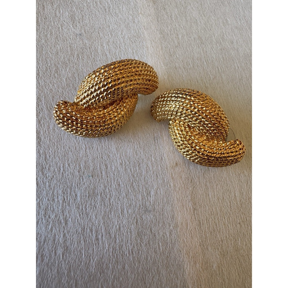 Vintage Shrimp 1" Gold Tone Clip On Earrings Textured Rope Knot Crescent